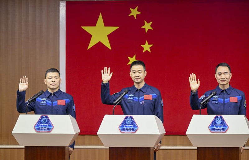Wanaanga  watakaotekeleza jukumu la safari ya chombo cha anga ya juu cha Shenzhou-20 Chen Dong (katikati), Chen Zhongrui (kulia) na Wang Jie wakikutana na waandishi wa habari kwenye Kituo cha Kurushia Satalaiti cha Jiuquan, kaskazini-magharibi mwa China tarehe 23 Aprili 2025. (Xinhua/Lian Zhen)