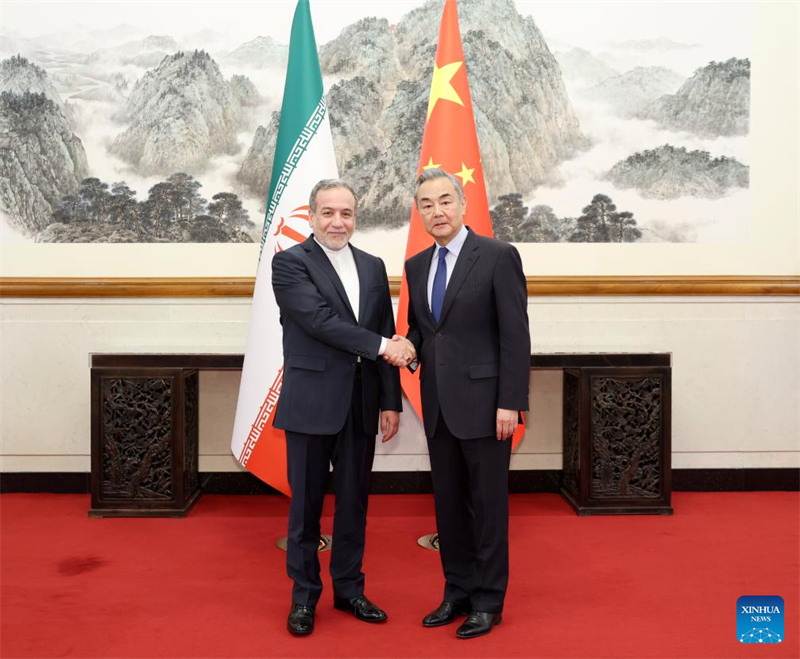 Waziri wa Mambo ya Nje wa China Wang Yi, ambaye pia ni mjumbe wa Ofisi ya Siasa ya Kamati Kuu ya Chama cha Kikomunisti cha China (CPC), akifanya mazungumzo na Waziri wa Mambo ya Nje wa Iran Seyed Abbas Araghchi mjini Beijing, mji mkuu wa China, Aprili 23, 2025. (Xinhua/Ding Haitao)