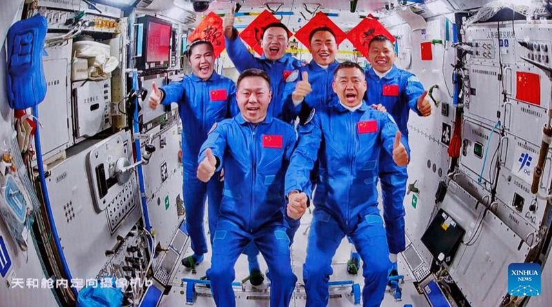 Picha hii iliyopigwa katika Kituo cha Udhibiti wa Anga cha Beijing Aprili 25, 2025 ikionyesha picha ya pamoja ya wanaanga wa vyombo vya anga ya juu vya Shenzhou-19 na Shenzhou-20. (Xinhua/Jin Liwang)
