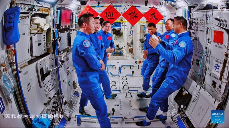 Picha hii iliyopigwa katika Kituo cha Udhibiti wa Anga cha Beijing Aprili 25, 2025 ikionyesha vikundi vya wanaanga wa vyombo vya anga ya juu vya Shenzhou-19 na Shenzhou-20 wakizungumza. (Xinhua/Jin Liwang)