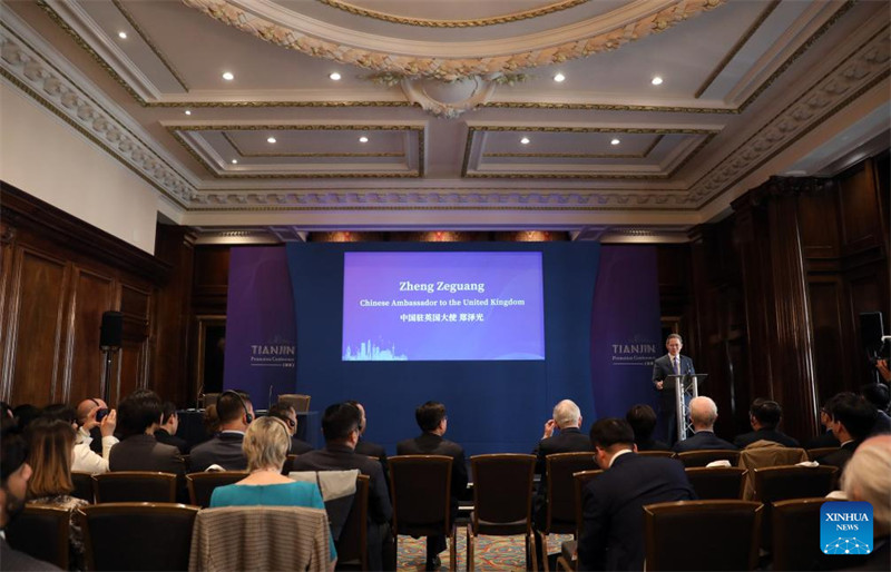 Balozi wa China nchini Uingereza Zheng Zeguang (mbele ) akitoa hotuba kwenye hafla ya kuhimiza uwekezaji na biashara kwa mji wa bandari wa Tianjin, kaskazini mwa China, iliyofanyika London, Uingereza, Aprili 24, 2025. (Xinhua/Li Ying) 