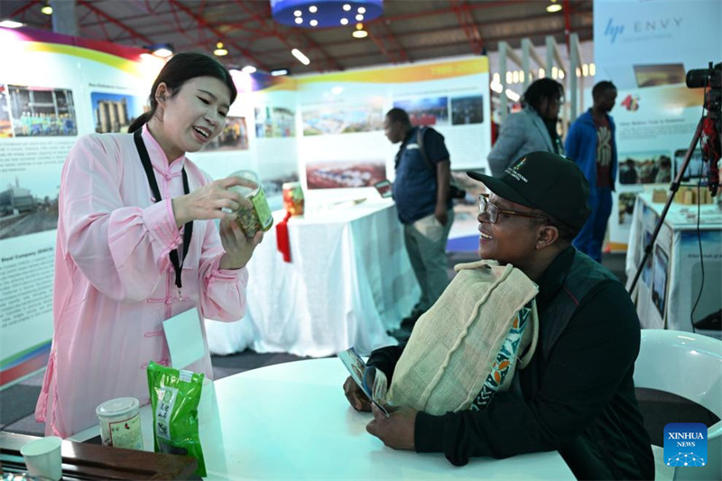 Mwanamke wa Zimbabwe akifahamishwa kuhusu chai ya Kichina kwenye banda la China katika Maonyesho ya Kimataifa ya Biashara ya Zimbabwe mjini Bulawayo, Zimbabwe, Aprili 24, 2025. (Xinhua/Xu Zheng)