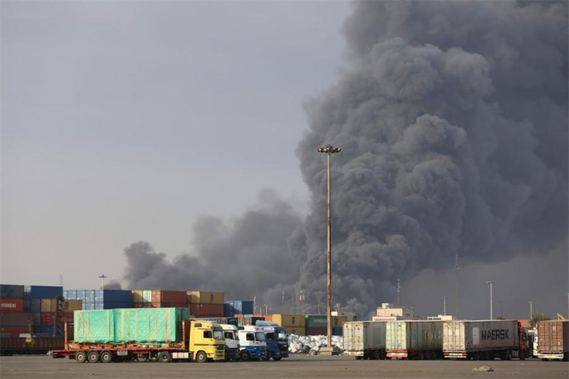 Moshi ukifuka baada ya mlipuko mkubwa kwenye Bandari ya Shahid Rajaee katika Mji wa Bandar Abbas wa Jimbo la Hormozgan, Iran, Aprili 26, 2025. (Shirika la Habari la Mehr/kupitia Xinhua)