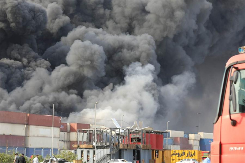 Moshi ukifuka baada ya mlipuko mkubwa kwenye Bandari ya Shahid Rajaee katika Mji wa Bandar Abbas wa Jimbo la Hormozgan, Iran, Aprili 26, 2025. (Shirika la Habari la Mehr/kupitia Xinhua)