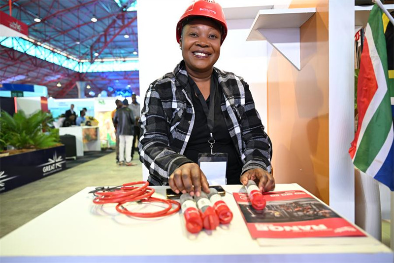 Rachael Dube, meneja mauzo kutoka Samtric Supplies, kampuni ya vifaa vya uchimbaji madini ya Afrika Kusini, akionyesha bidhaa zake kwenye Maonyesho ya Kimataifa ya Biashara ya Zimbabwe mjini Bulawayo, Zimbabwe, Aprili 25, 2025. (Xinhua/Xu Zheng)
