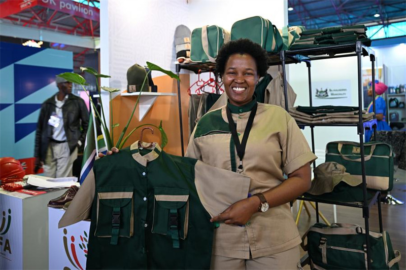 Malebo Matlala, meneja mauzo kutoka kampuni ya nguo ya Afrika Kusini, akionyesha bidhaa zake kwenye Maonyesho ya Kimataifa ya Biashara ya Zimbabwe mjini Bulawayo, Zimbabwe, Aprili 25, 2025. (Xinhua/Xu Zheng)