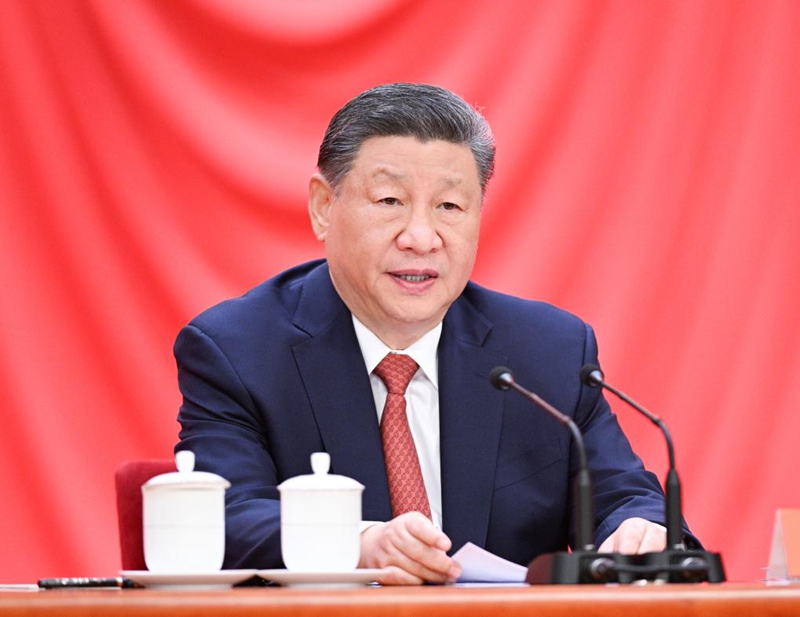 Rais Xi Jinping wa China, ambaye pia ni Katibu Mkuu wa Kamati Kuu ya Chama cha Kikomunisti cha China na Mwenyekiti wa Kamati Kuu ya Kijeshi ya China (CMC), akitoa hotuba muhimu kwenye  Mkutano wa kusherehekea maadhimisho ya miaka 100 tangu kuanzishwa kwa Shirikisho Kuu la Wafanyakazi la China na  kuwasifu wafanyakazi wa kupigiwa mfano na watu wa mfano wa kuigwa katika Jumba la Mikutano ya Umma  la Beijing, Aprili 28, 2025. (Xinhua/Li Xueren)