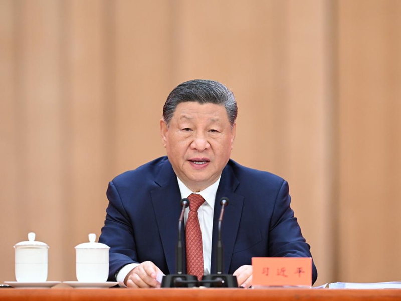 Rais Xi Jinping wa China, ambaye pia ni Katibu Mkuu wa Kamati Kuu ya Chama cha Kikomunisti cha China na Mwenyekiti wa Kamati Kuu ya Kijeshi ya China (CMC), akitoa hotuba muhimu kwenye mkutano wa kusherehekea maadhimisho ya miaka 100 tangu kuanzishwa kwa Shirikisho Kuu la Wafanyakazi la China na  kusifu wafanyakazi wa kupigiwa mfano na watu wa mfano wa kuigwa katika Jumba la Mikutano ya Umma la Beijing, katika mji mkuu wa China, Aprili 28, 2025. (Xinhua/Yan Yan)