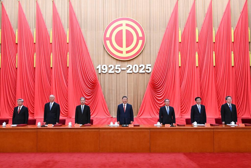 Xi Jinping, Li Qiang, Zhao Leji, Wang Huning, Cai Qi, Ding Xuexiang na Li Xi wakihudhuria kwenye mkutano wa kusherehekea maadhimisho ya miaka100 tangu kuanzishwa kwa Shirikisho Kuu la Wafanyakazi la China na  kusifu wafanyakazi wa kupigiwa mfano na watu wa mfano wa kuigwa katika Jumba la Mikutano ya Umma  la Beijing, Aprili 28, 2025. (Xinhua/Xie Huanchi)