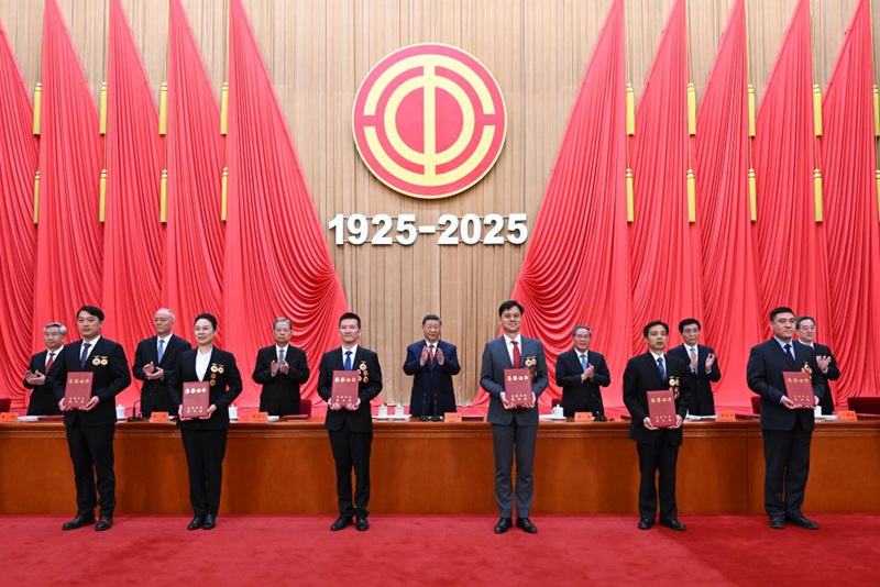 Xi Jinping na viongozi wengine wa Chama cha Kikomunisti cha China na serikali wakitoa vyeti vya heshima kwa  wajumbe wa watunukiwa kwenye  mkutano wa kusherehekea maadhimisho ya miaka 100 tangu kuanzishwa kwa Shirikisho Kuu la Wafanyakazi la China na  kusifu wafanyakazi wa kupigiwa mfano na watu wa mfano wa kuigwa katika Jumba la Mikutano ya Umma la Beijing, Aprili 28, 2025. (Xinhua/Xie Huanchi)