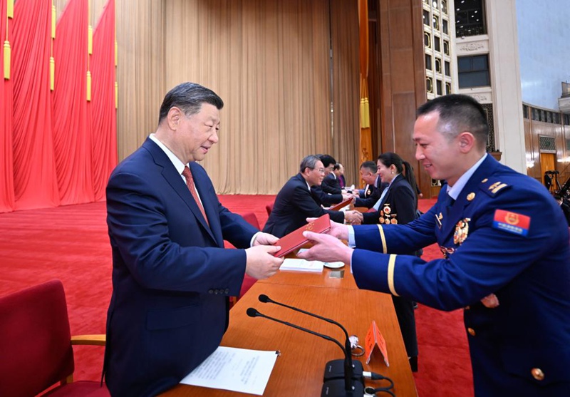 Xi Jinping na viongozi wengine wa Chama cha Kikomunisti cha China na serikali wakitoa vyeti vya heshima kwa  wajumbe wa watunukiwa kwenye  mkutano wa kusherehekea maadhimisho ya miaka 100 tangu kuanzishwa kwa Shirikisho Kuu la Wafanyakazi la China na  kusifu wafanyakazi wa kupigiwa mfano na watu wa mfano katika Jumba la Mikutano ya Umma la Beijing, Aprili 28, 2025. (Xinhua/Li Xueren)