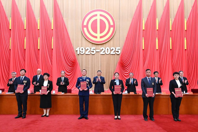 Xi Jinping na viongozi wengine wa Chama cha Kikomunisti cha China na serikali wakitoa vyeti vya heshima kwa wajumbe wa watunukiwa kwenye  mkutano wa kusherehekea maadhimisho ya miaka 100 tangu kuanzishwa kwa Shirikisho Kuu la Wafanyakazi la China na  kusifu wafanyakazi wa kupigiwa mfano na watu wa mfano wa kuigwa katika Jumba la Mikutano ya Umma  la Beijing, Aprili 28, 2025. (Xinhua/Xie Huanchi)
