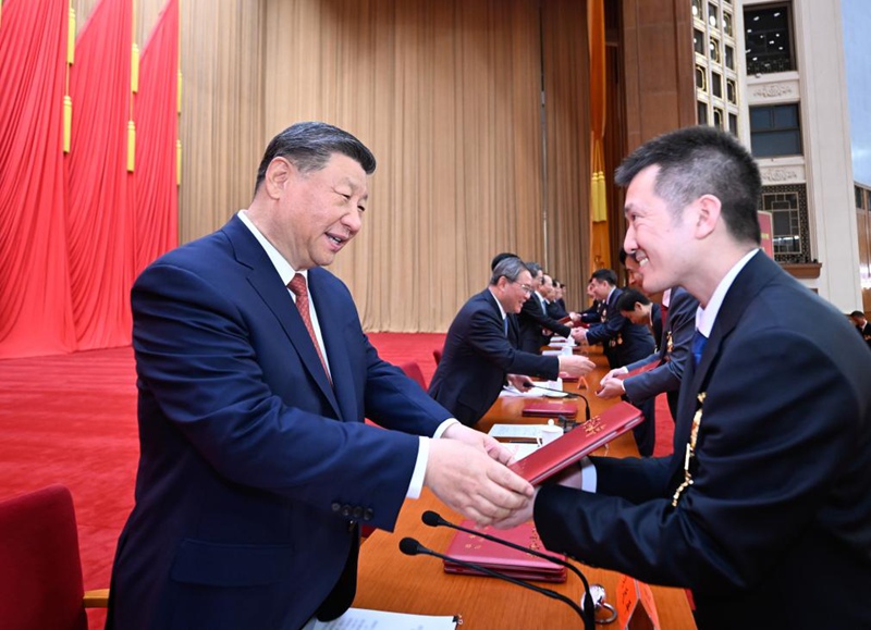 Xi Jinping na viongozi wengine wa Chama cha Kikomunisti cha China na serikali wakitoa vyeti vya heshima kwa  wajumbe wa watunukiwa kwenye  mkutano wa kusherehekea maadhimisho ya miaka 100 tangu kuanzishwa kwa Shirikisho Kuu la Wafanyakazi la China na  kusifu wafanyakazi wa kupigiwa mfano na watu wa mfano wa kuigwa katika Jumba la Mikutano ya Umma la Beijing, Aprili 28, 2025. (Xinhua/Li Xueren)