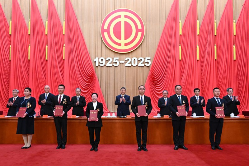Xi Jinping na viongozi wengine wa Chama cha Kikomunisti cha China na serikali wakitoa vyeti vya heshima kwa  wajumbe wa watunukiwa kwenye  mkutano wa kusherehekea maadhimisho ya miaka 100 tangu kuanzishwa kwa Shirikisho Kuu la Wafanyakazi la China na  kusifu wafanyakazi wa kupigiwa mfano na watu wa mfano katika Jumba la Mikutano ya Umma la Beijing, Aprili 28, 2025. (Xinhua/Xie Huanchi)