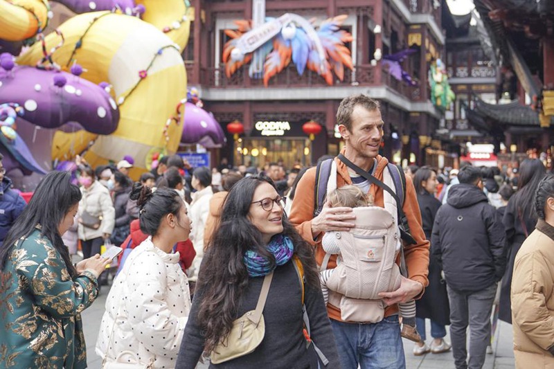 Watalii kutoka Ufaransa wakitembelea Bustani Yuyuan mjini Shanghai, Mashariki mwa China, Februari 1, 2025. (Xinhua/Chen Haoming)