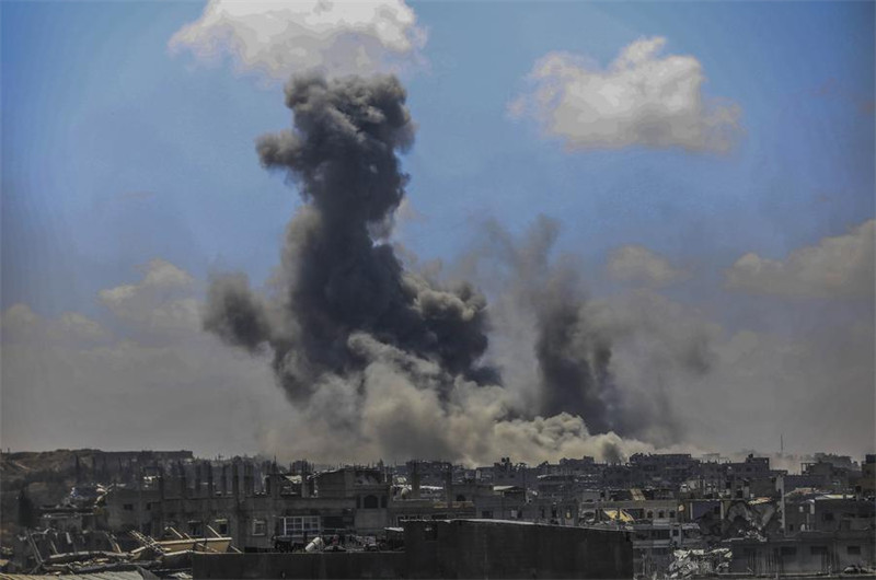 Moshi ukifuka kupaa angani kufuatia shambulizi la anga la Israel katika Jiji la Gaza, Aprili 25, 2025. (Picha na Mahmoud Zaki/Xinhua)