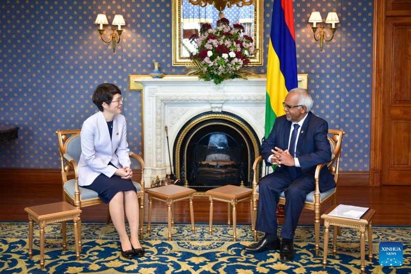 Rais wa Mauritius Dharam Gokhool (kulia) akizungumza na Huang Shifang, Balozi mpya wa China nchini Mauritius,  huko Port Louis, Mauritius, Mei 5, 2025. (Ubalozi wa China nchini Mauritius/kupitia Xinhua) 