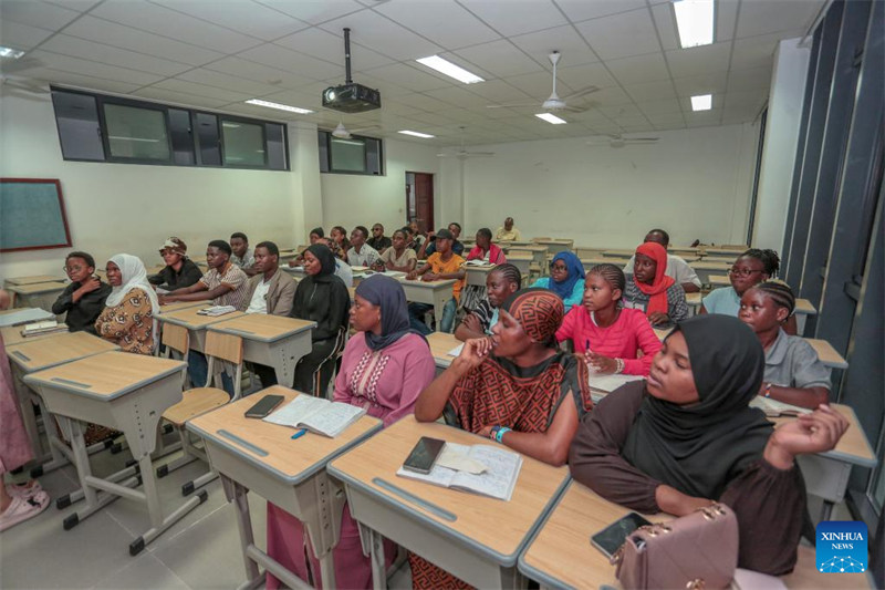 Vijana wenyeji wakihudhuria darasa la usiku la lugha ya Kichina linaloandaliwa na Taasisi ya Confucius katika Chuo Kikuu cha Dar es Salaam jijini Dar es Salaam, Tanzania, Mei 9, 2025. (Xinhua/Emmanuel Herman)