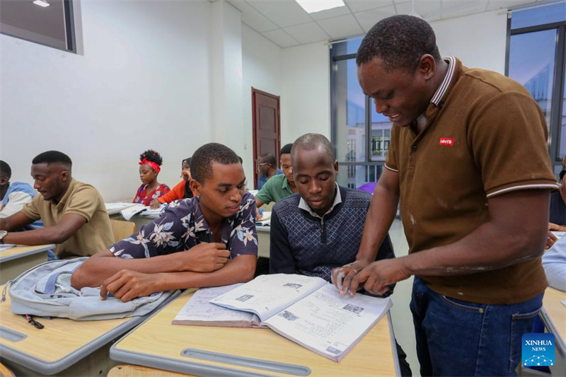 Vijana wengi zaidi wa Tanzania wachagua masomo ya usiku ya lugha ya Kichina kama daraja la fursa za siku za baadaye