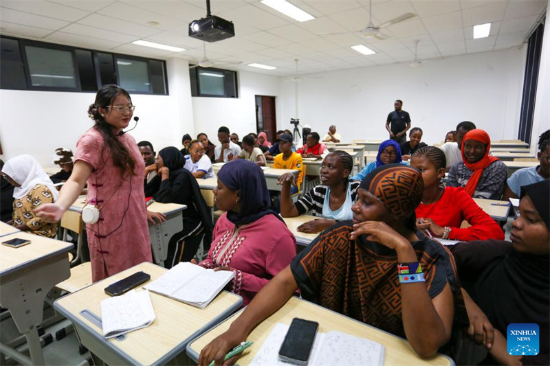 Vijana wengi zaidi wa Tanzania wachagua masomo ya usiku ya lugha ya Kichina kama daraja la fursa za siku za baadaye