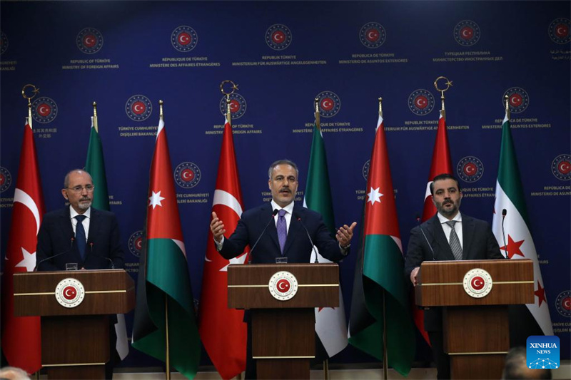 Waziri wa Mambo ya Nje wa Uturuki, Hakan Fidan (katikati), Waziri wa Mambo ya Nje wa Jordan, Ayman Safadi (kushoto) na waziri wa mambo ya nje wa Syria, Asaad al-Shibani, wakihudhuria mkutano wa pamoja na waandishi wa habari mjini Ankara, Uturuki, Mei 12, 2025. (Mustafa Kaya/ kupitia Xinhua)