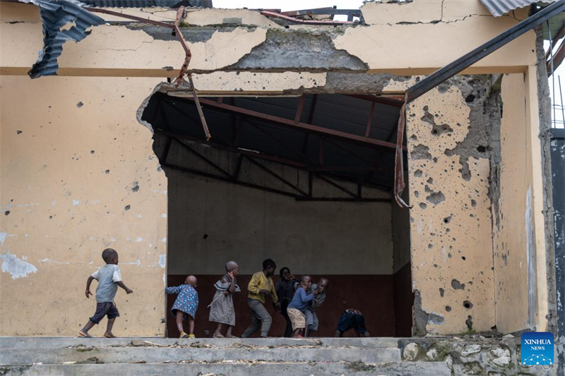 Watoto wakicheza kwenye nyumba iliyobomolewa na vita mjini Sake, mji mdogo ulioko umbali wa kilomita 27 kutoka Goma, mji mkuu wa Jimbo la Kivu Kaskazini katika Jamhuri ya Kidemokrasia ya Kongo (DRC), Mei 11, 2025. (Xinhua/Zheng Yangzi)