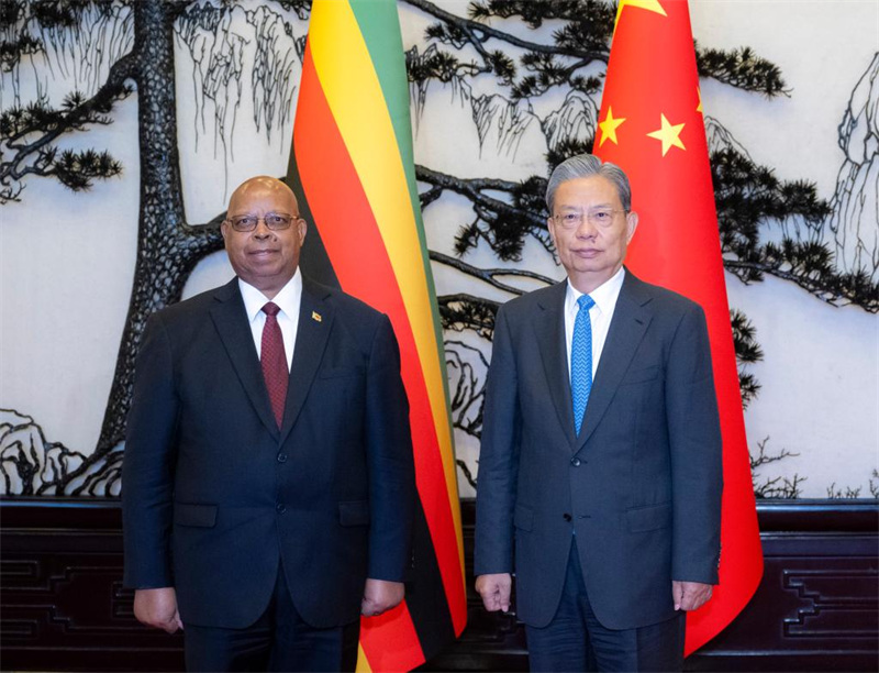 Zhao Leji, mwenyekiti wa Kamati ya Kudumu ya Bunge la Umma la China, akifanya mazungumzo na Spika wa Bunge la Zimbabwe Jacob Mudenda kwenye Jumba la Mikutano ya Umma mjini Beijing, mji mkuu wa China, Mei 13, 2025. (Xinhua/Zhai Jianlan)