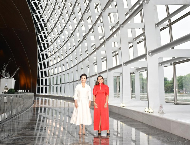 Peng Liyuan, Mke wa Rais wa China Xi Jinping, na Rosangela Lula da Silva, Mke wa Rais wa Brazil Luiz Inacio Lula da Silva, wakitembelea Jumba kuu la Sanaa za Maonesho la China (NCPA) mjini Beijing, Mei 13, 2025. (Xinhua/Gao Jie)
