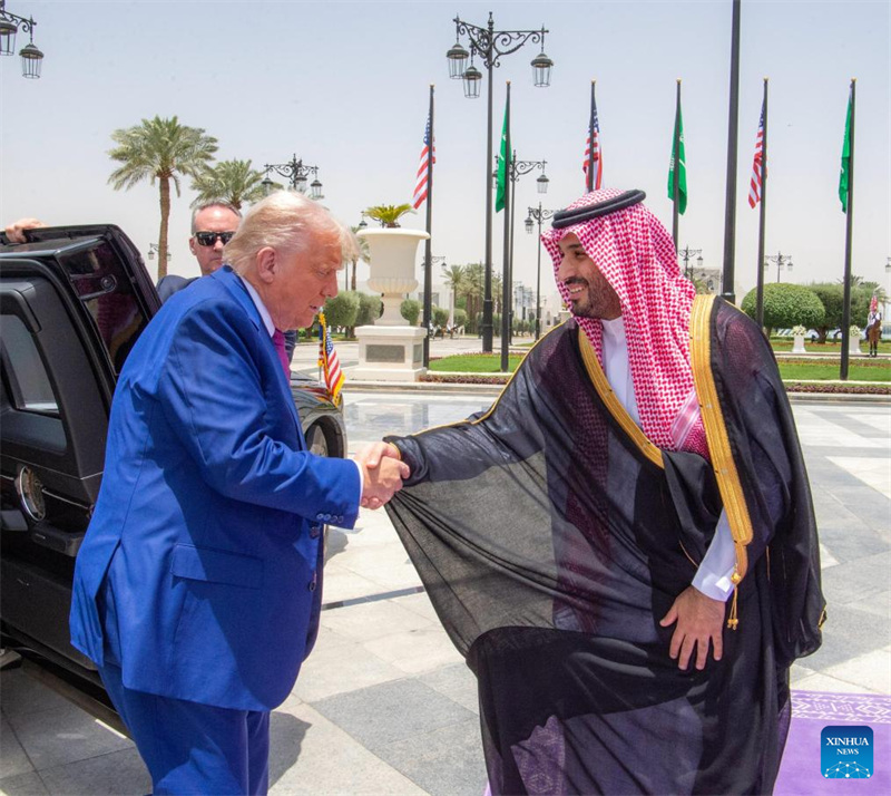 Mwanamfalme wa Saudi Arabia ambaye pia ni Waziri Mkuu wa nchi hiyo Mohammed bin Salman Al Saud (kulia) akimkaribisha Rais wa Marekani Donald Trump ambaye yuko ziarani mjini Riyadh, Saudi Arabia, Mei 13, 2025. (Shirika la Habari la Saudia/kupitia Xinhua)