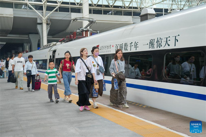 Treni yenye kauli mbiu ya Sanxingdui yaanza kufanya kazi mjini Chengdu