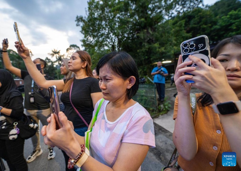 Watu wenyeji wakiwaaga panda Xing Xing na Liang Liang nje ya Bustani ya Wanyama ya Negara karibu na Kuala Lumpur, Malaysia, Mei 18, 2025. (Picha na Chong Voon Chung/Xinhua)