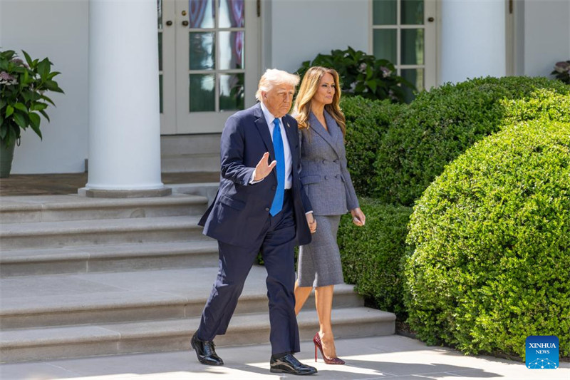 Rais Donald Trump wa Marekani na mkewe Melania Trump wakiwasili kwa hafla ya kusainiwa kwa Sheria ya Kuondoa Mtandaoni katika Ikulu ya White House mjini Washington, D.C., Marekani, Mei 19, 2025. (Xinhua/Hu Yousong)