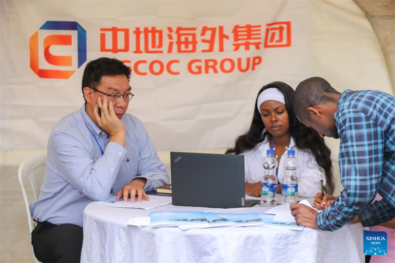 Mwanafunzi wa Ethiopia ajiandikisha na kampuni ya China kwenye shughuli ya maonyesho ya kazi katika Chuo Kikuu cha Addis Ababa mjini Addis Ababa, Ethiopia, Mei 19, 2025. (Xinhua/Michael Tewelde)