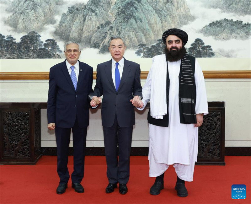 Waziri wa Mambo ya Nje wa China Wang Yi, ambaye pia ni mjumbe wa Ofisi ya Siasa ya Kamati Kuu ya Chama cha Kikomunisti cha China (CPC), Naibu Waziri Mkuu na Waziri wa Mambo ya Nje wa Pakistan Mohammad Ishaq Dar na Kaimu Waziri wa Mambo ya Nje wa Afghanistan Amir Khan Muttaqi wakifanya mkutano usio rasmi mjini Beijing, mji mkuu wa China, Mei 21, 2025. (Xinhua/Wang Ye)