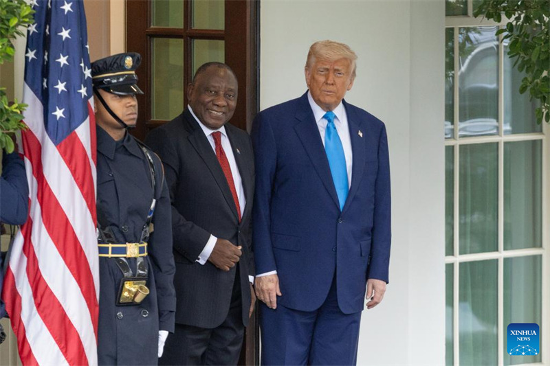 Rais wa Marekani, Donald Trump (Kulia) akikaribisha Rais Cyril Ramaphosa wa Afrika Kusini(katikati) kwenye Ikulu ya White House mjini Washington, D.C., Marekani, Mei 21, 2025. (Xinhua/Hu Yousong)