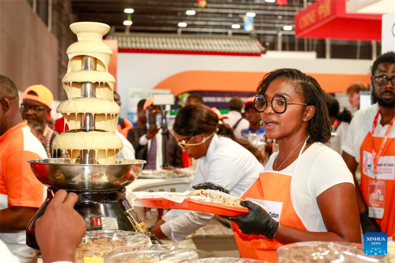Wafanyakazi wakiandalia vitandamlo kwa ajili ya watembelea maonyesho katika Maonyesho ya 7 ya Kimataifa ya Kilimo na Rasilimali Wanyama (SARA 2025) kwenye Kituo cha Maonyesho cha Abidjan, mjini Abidjan, Cote d'Ivoire, Mei 23, 2025. (Picha na Laurent Idibouo/Xinhua)