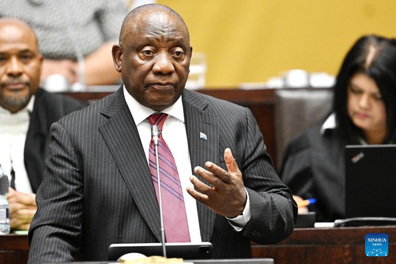 Rais wa Afrika Kusini Cyril Ramaphosa (mbele) akizungumza kwenye kipindi cha maswali na majibu  katika Bunge la Taifa mjini Cape Town, Afrika Kusini, Mei 27, 2025 (Picha na Xabiso Mkhabela/Xinhua)