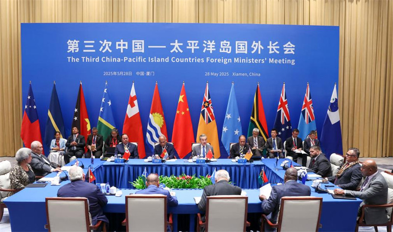 Waziri wa Mambo ya Nje wa China Wang Yi, ambaye pia ni Mjumbe wa Ofisi ya Siasa ya Kamati Kuu ya Chama cha Kikomunisti cha China (CPC), akiongoza kwa pamoja Mkutano wa Tatu wa Mawaziri wa Mambo ya Nje kati ya China na Nchi za Visiwa vya Pasifiki na Rais Taneti Maamau wa Kiribati ambaye pia ni Waziri wa Mambo ya Nje mjini Xiamen, Mkoani Fujian, kusini mashariki mwa China, Mei 28, 2025. (Xinhua/Ding Lin)
