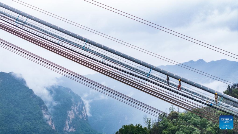 Daraja kubwa la Tianmen laendelea kujengwa katika Mkoa wa Guizhou wa China