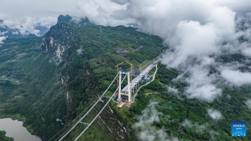 Daraja kubwa la Tianmen laendelea kujengwa katika Mkoa wa Guizhou wa China