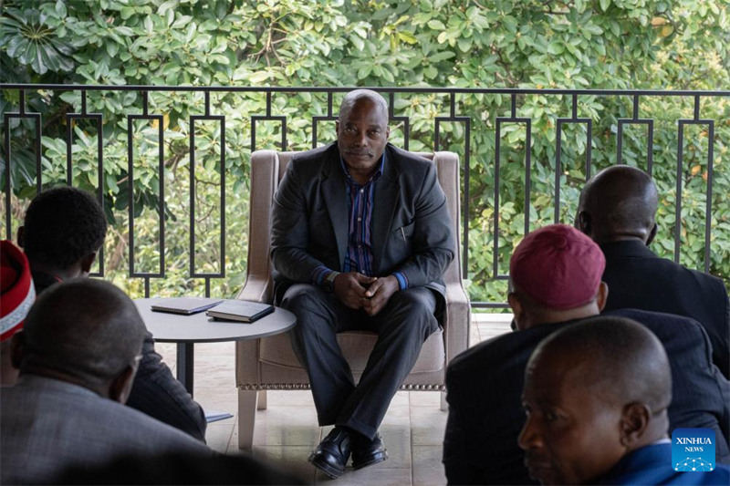 Rais wa zamani wa Jamhuri ya Kidemokrasia ya Kongo (DRC) Joseph Kabila (mbele) akikutana na wawakilishi wa jamii za wenyeji kwenye mkutano wao mjini Goma, mashariki mwa DRC, Mei 29, 2025. (Str/Xinhua)