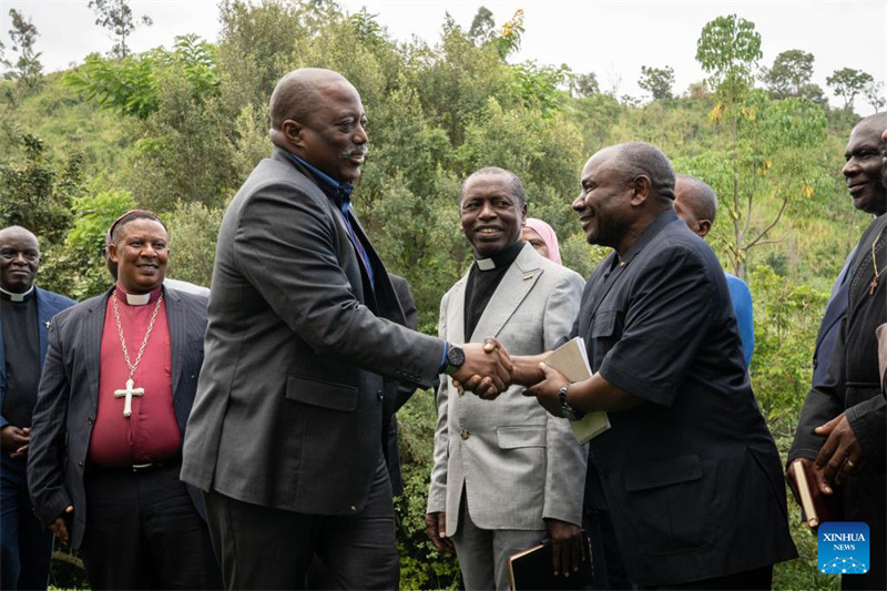 Rais wa zamani wa Jamhuri ya Kidemokrasia ya Kongo (DRC) Joseph Kabila (kushoto, mbele) akisalimiana na wawakilishi wa jamii za wenyeji kwenye mkutano wao mjini Goma, mashariki mwa DRC, Mei 29, 2025. (Str/Xinhua)