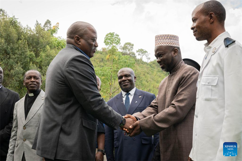 Rais wa zamani wa Jamhuri ya Kidemokrasia ya Kongo (DRC) Joseph Kabila (kushoto, mbele) akisalimiana na wawakilishi wa jamii za wenyeji kwenye mkutano wao mjini Goma, mashariki mwa DRC, Mei 29, 2025. (Str/Xinhua)