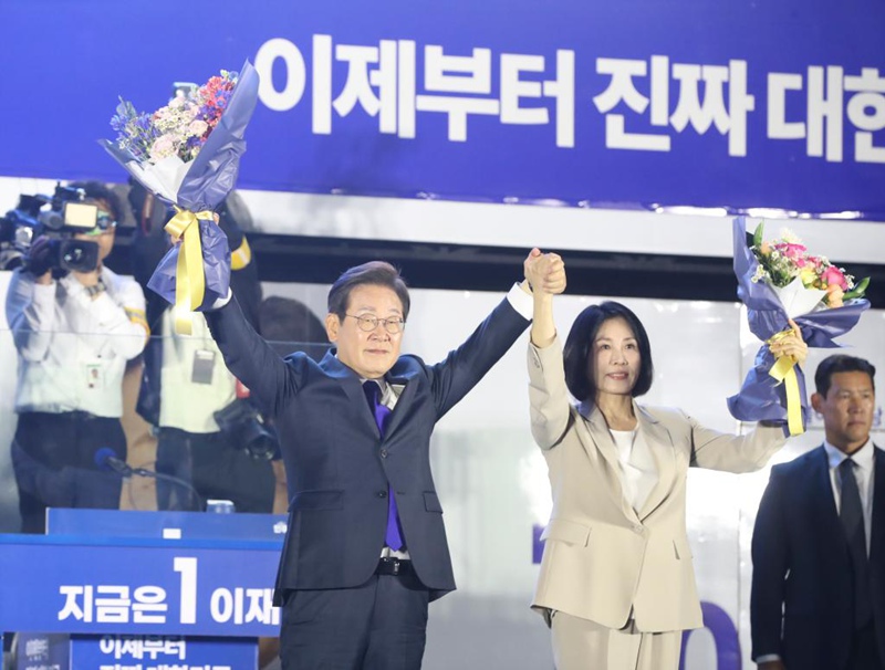 Lee Jae-myung na mkewe Kim Hye-kyung wakishangilia kwenye Bunge la Taifa mjini Seoul, Korea Kusini, Juni 4, 2025. (Xinhua/Yao Qilin)