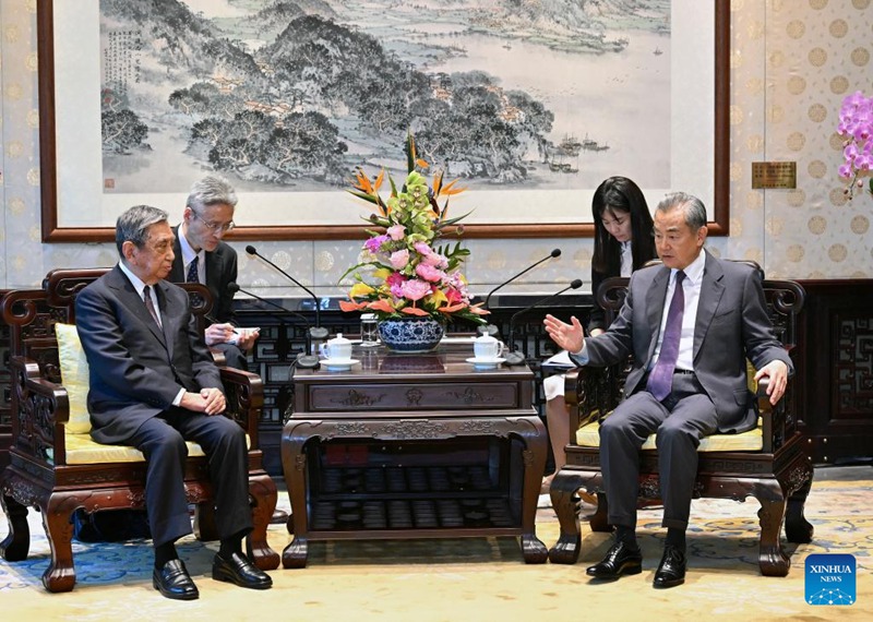 Wang Yi, mjumbe wa Ofisi ya Siasa ya Kamati Kuu ya Chama cha Kikomunisti cha China (CPC) na mkurugenzi wa Ofisi ya Kamisheni Kuu ya Mambo ya Nje, akikutana na Yohei Kono, mwenyekiti wa Jumuiya ya Japan ya Kuhimiza Biashara ya Kimataifa (JAPIT), mjini Beijing, mji mkuu wa China, Juni 4, 2025. (Xinhua/Yin Bogu)