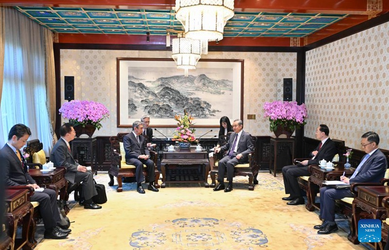 Wang Yi, mjumbe wa Ofisi ya Siasa ya Kamati Kuu ya Chama cha Kikomunisti cha China (CPC) na mkurugenzi wa Ofisi ya Kamisheni Kuu ya Mambo ya Nje, akikutana na Yohei Kono, Mwenyekiti wa Jumuiya ya Japan ya Kuhimiza Biashara ya Kimataifa (JAPIT), mjini Beijing, mji mkuu wa China, Juni 4, 2025. (Xinhua/Yin Bogu)