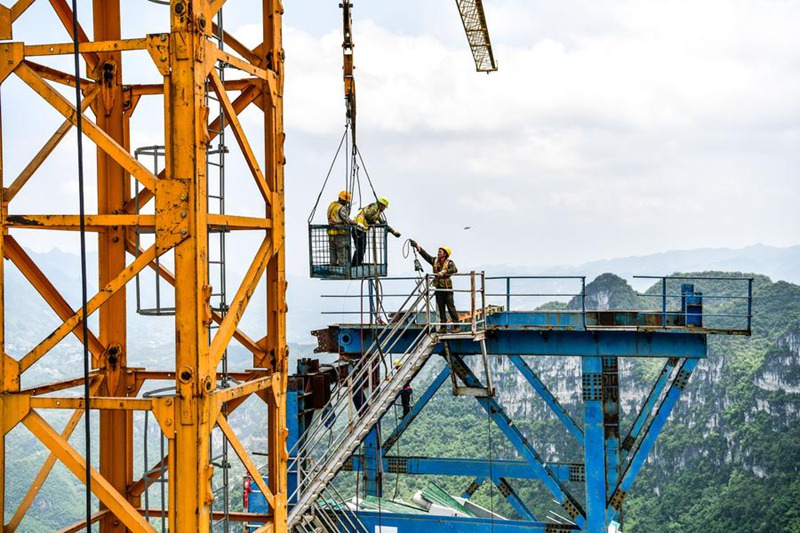 Wajenzi waendelea kujenga daraja refu zaidi duniani katika Mkoa wa Guizhou wa China