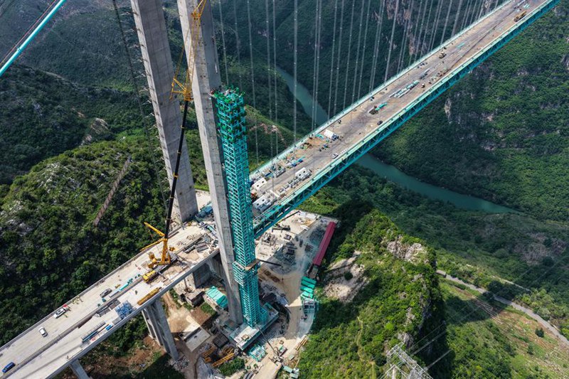 Wajenzi waendelea kujenga daraja refu zaidi duniani katika Mkoa wa Guizhou wa China