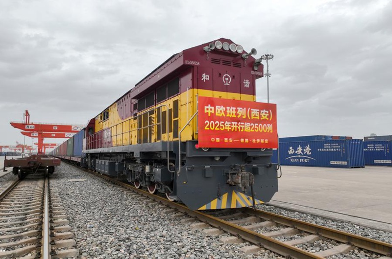 Picha iliyopigwa Mei 22, 2025 ikionyesha treni ya mizigo ya China-Ulaya X8489 iliyopakiwa magari, vipuri vya mashine na vifaa vya umeme vya matumizi ya nyumbani kabla ya kuondoka kuelekea Duisburg, Ujerumani, mjini Xi'an, Mkoani Shaanxi, kaskazini-magharibi mwa China. (Picha na Sun Jixiang/Xinhua)