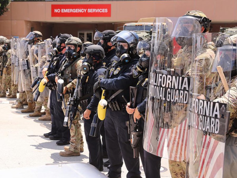 Askari wa Kikosi cha Ulinzi wa Taifa cha California na maafisa wa polisi wakiwa katika ulinzi kwenye Kituo cha Kizuizi cha Serikali Kuu cha Los Angeles, mjini Los Angeles, California, Marekani, Juni 8, 2025. (Picha na Qiu Chen/Xinhua)
